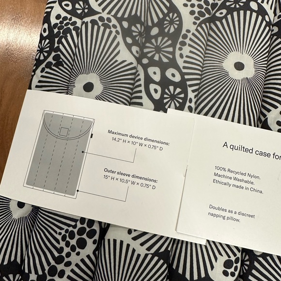 BAGGU 16” Puffy Laptop Sleeve NWT 🛑SOLD🛑 - Picture 4 of 5